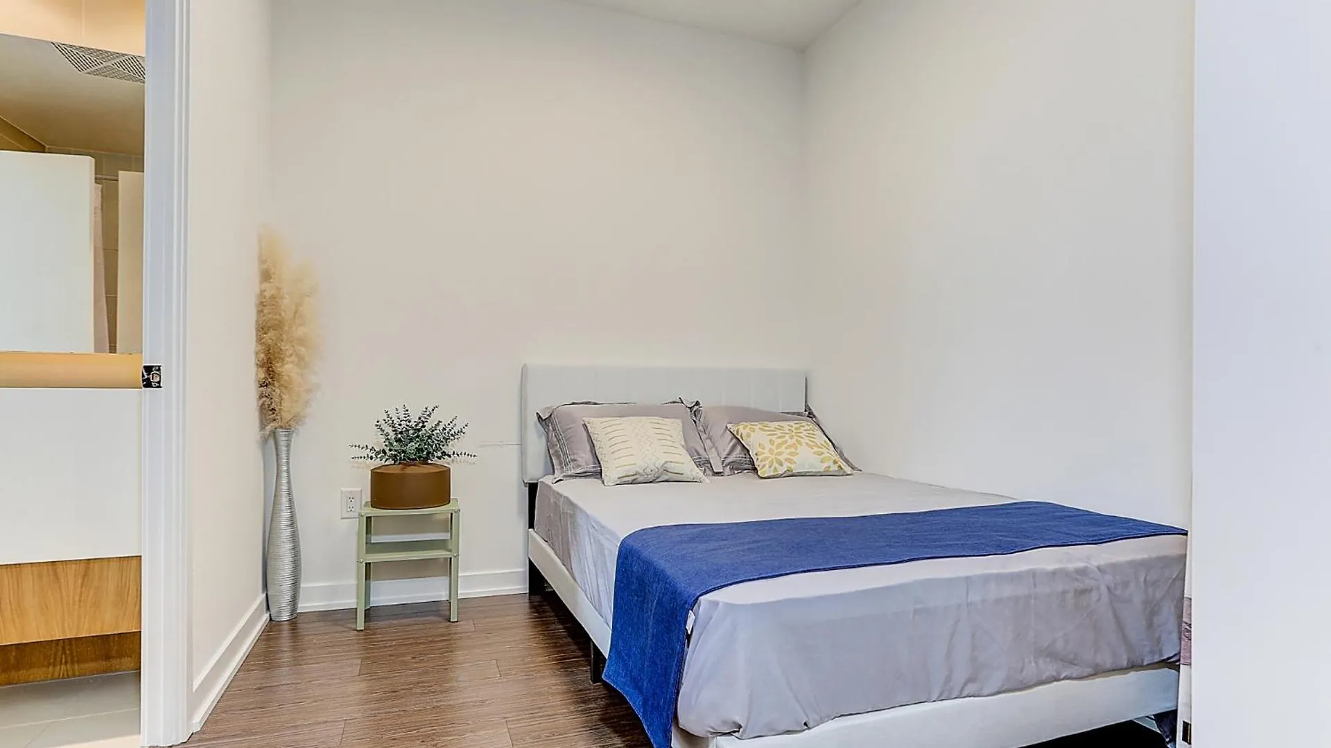 Cozy 3 Bedrooms Apartment Besides University Of Toronto ミシサガ 0*,